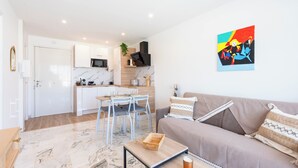 Un apartamento moderno con cocina, comedor y sala de estar.