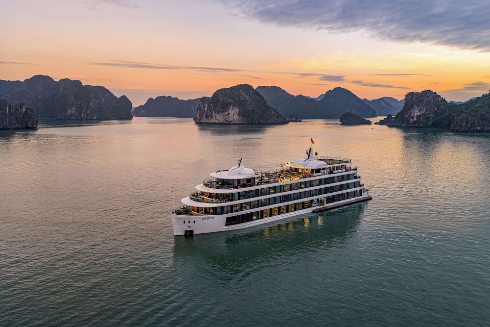 Động Thiên Cung by null