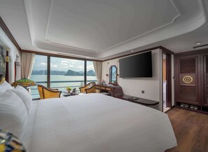 Dobbelt- eller tomannsrom – junior, 1 soverom, badekar, havutsikt | Sengetøy av topp kvalitet, dundyner, minibar og safe på rommet