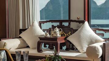 Royal Palace Cabin | Living room | 30-inch flat-screen TV with cable channels, TV, DVD player