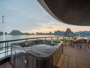 Royal Palace Cabin | Deep-soaking bathtub - L'amour Cruise (Ha Long)