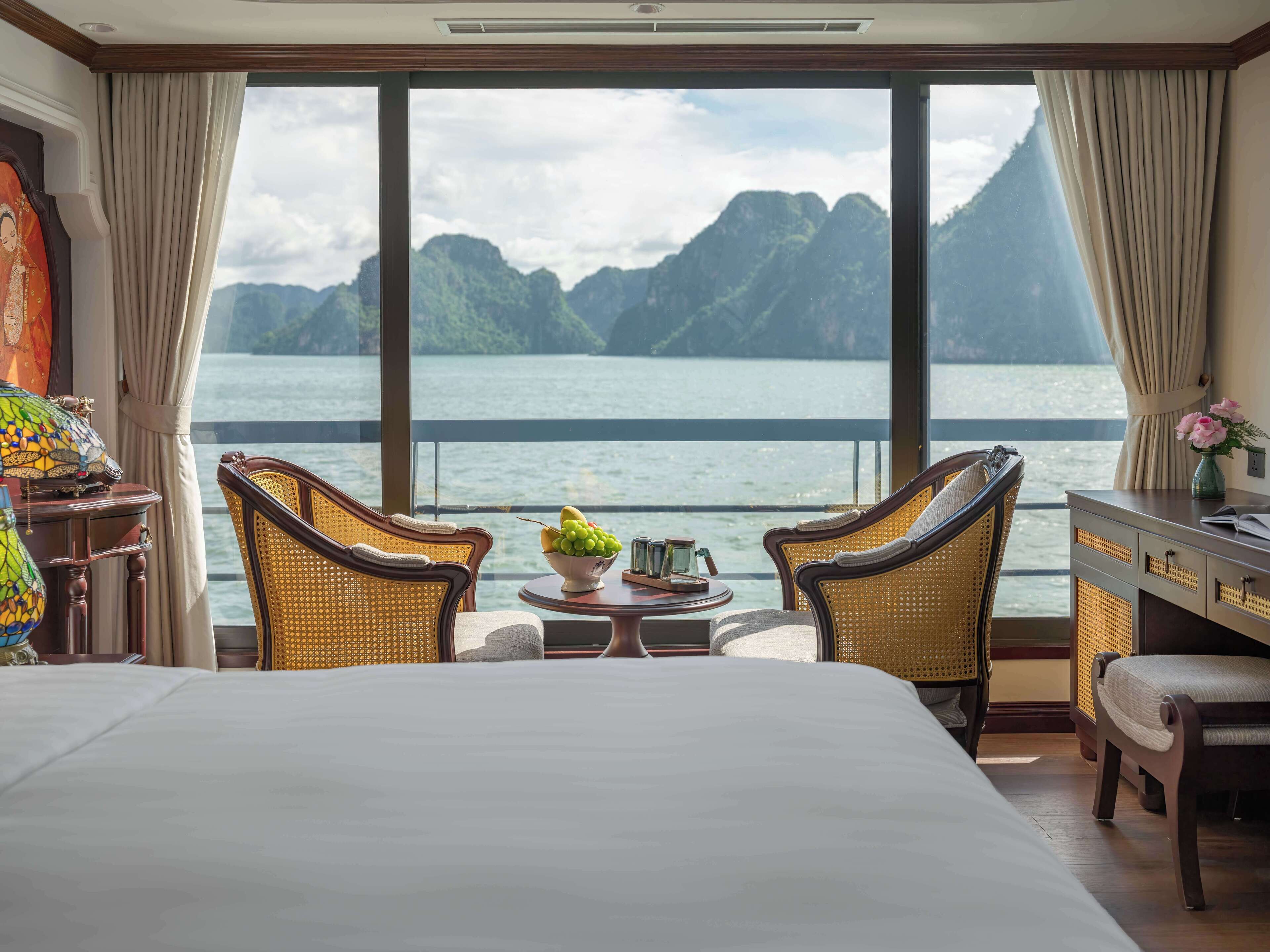 Ropa de cama de alta calidad, cubrecamas y minibar 