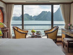 Ropa de cama de alta calidad, cubrecamas y minibar 