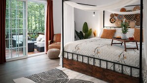 Une chambre à coucher avec un lit à baldaquin, une grande fenêtre avec des rideaux, une vue sur l’extérieur et une petite table sur laquelle se trouvent une plante et un verre.