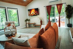 Smart-TV, Kamin, Tischfußball, Bücher