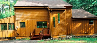 Cozy 3-bedroom chalet in fabulous East Stroudsburg with AC, WiFi