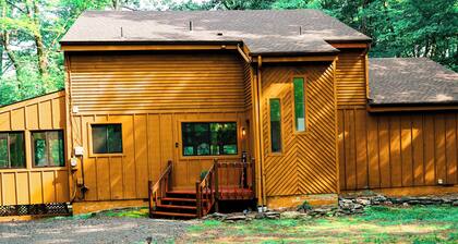 Cozy 3-bedroom chalet in fabulous East Stroudsburg with AC, WiFi