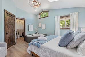 5 makuuhuonetta, työpöytä, silitysrauta/-lauta, vauvan matkasänky