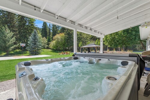 Spacious 7-Bed Home w/ Hot Tub, Fireplace, Gym, Wine Bar, and 2 Living Spaces!