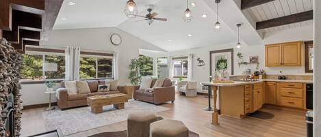 Älytelevisio, takka, pöytäjalkapallopöytä, kirjoja