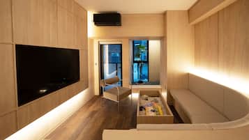 1 bedroom, premium bedding, desk, laptop workspace