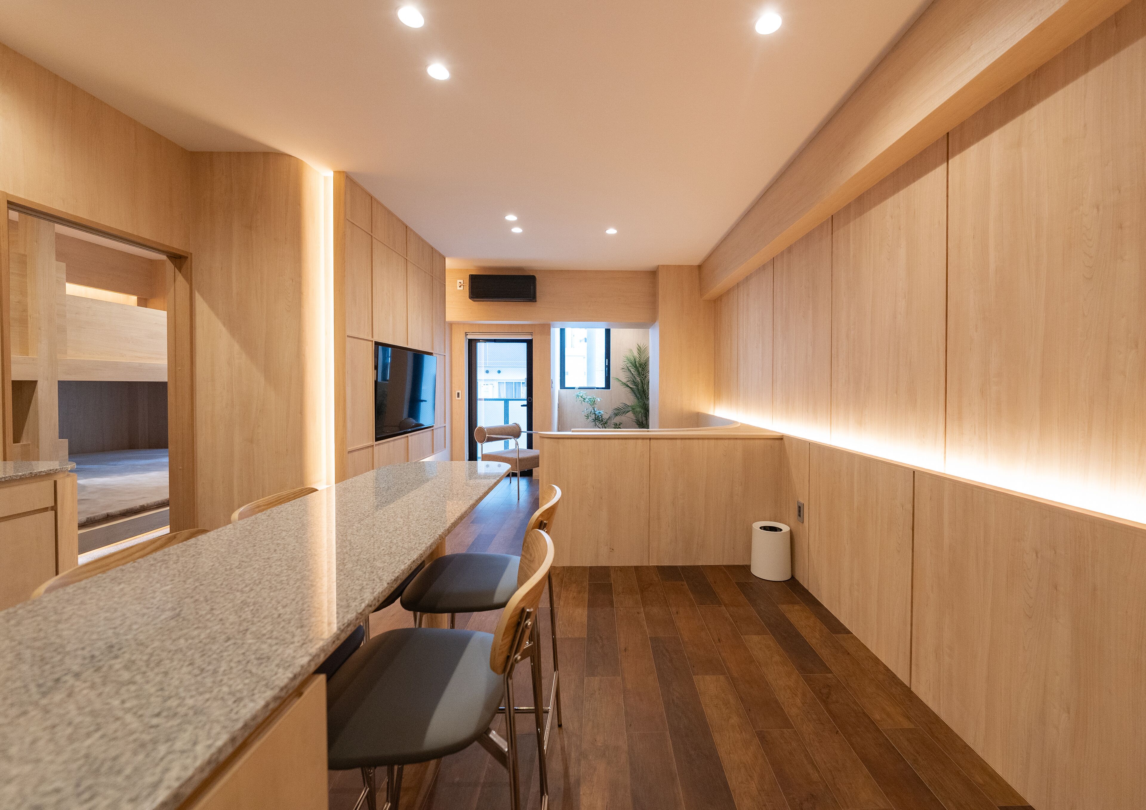 高級寝具、デスク、ノートパソコン用作業スペース、防音設備