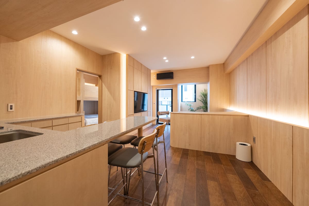 1 bedroom, premium bedding, desk, laptop workspace