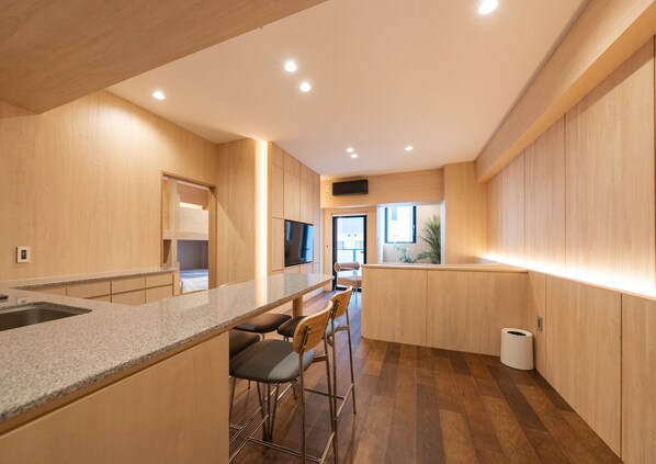 Premium bedding, desk, laptop workspace, soundproofing - UH SUITE NAMBA STATION (Osaka)