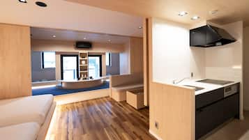 Tủ lạnh nhỏ, lò vi sóng, dụng cụ nấu nướng/bát dĩa/dao nĩa, tủ đông