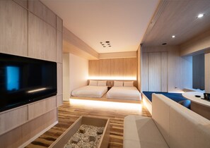 Premium bedding, desk, laptop workspace, soundproofing - UH SUITE NAMBA STATION (Osaka)