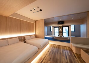 Premium bedding, desk, laptop workspace, soundproofing - UH SUITE NAMBA STATION (Osaka)