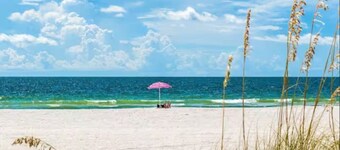 Beach Haven 1 BD + Florida Room steps from Ocean