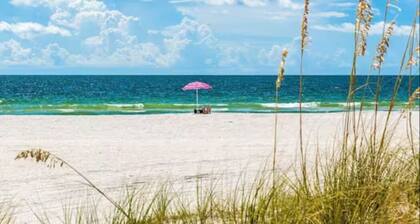 Beach Haven 1 BD + Florida Room steps from Ocean