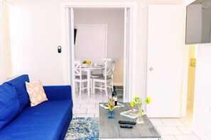 Smart TV - Beach Haven 1 BD + Florida Room steps from Ocean (Deerfield Beach)