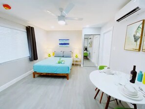 Room - Cozy Micro-Studio w/ Kitchenette, Pool, & Parking (Fort Lauderdale)