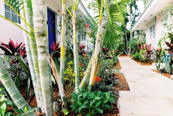 Property grounds - Cozy Micro-Studio w/ Kitchenette, Pool, & Parking (Fort Lauderdale)