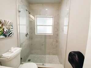 Shower - Spacious Unit | Free Beach Chairs | Near Ocean (Miami Beach)