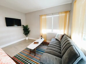 Smart TV - Spacious Unit | Free Beach Chairs | Near Ocean (Miami Beach)