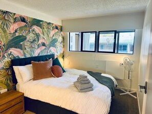 1 bedroom, desk, iron/ironing board, free WiFi - Top location! Self-check-in studio apartment 2 dble beds & sofa bed by the Mount (Mount Maunganui)