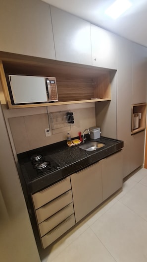 Deluxe Studio, Private Pool, City View | Private kitchen