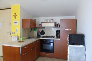 Fridge, microwave, oven, stovetop - Green Bay B16 - Three-room apartment on the 2ndFloor (Pineto)