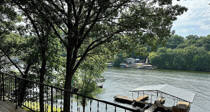 Lakefront, no hills,large decks w 2 boat dock Experience waterfront lake living!