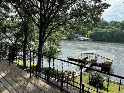Lakefront, no hills,large decks w 2 boat dock Experience waterfront lake living!