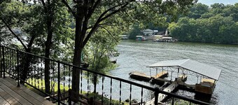 Lakefront, no hills,large decks w 2 boat dock Experience waterfront lake living!