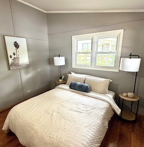 5 bedrooms, iron/ironing board, travel cot, free WiFi - Lakefront, no hills,large decks w 2 boat dock Experience waterfront lake living! (Linn Creek)
