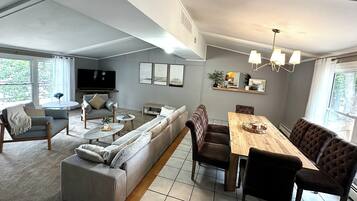 Smart TV, chimenea y estéreo