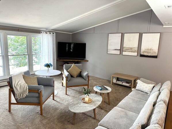 Smart TV, fireplace, stereo