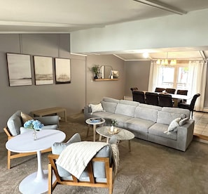 Smart TV, fireplace, stereo - Lakefront, no hills,large decks w 2 boat dock Experience waterfront lake living! (Linn Creek)