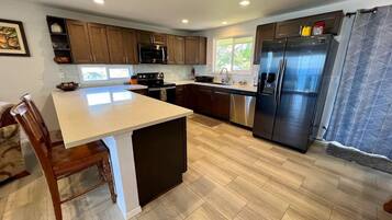 Fridge, oven, stovetop, dishwasher