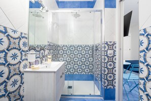 Regadera, secadora de cabello, bidet, toallas