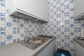 Een koelkast, een magnetron, een oven, een kookplaat