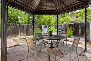 Outdoor dining - Charming 1919 build modern comfort near downtown (Prescott)