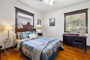 2 bedrooms, iron/ironing board, free WiFi, bed sheets - Charming 1919 build modern comfort near downtown (Prescott)