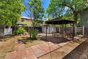 Outdoor dining - Charming 1919 build modern comfort near downtown (Prescott)