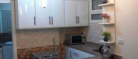 Geladeira, micro-ondas, fogão, cooktop