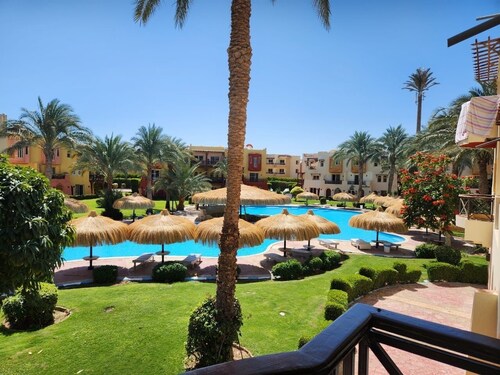 Red Sea 2Bed Apartment - Sleeps 4 w Pool & Parking