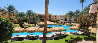 Red Sea 2Bed Apartment - Sleeps 4 w Pool & Parking