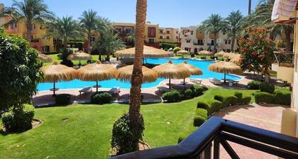 Red Sea 2Bed Apartment - Sleeps 4 w Pool & Parking