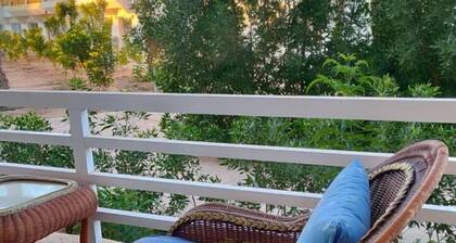 Sunny Oasis Retreat Sleeps 3 w Free Parking