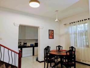 Dining - 3 Bed House - Wifi, Parking, 10minBeach (Dehiwala, Colombo)